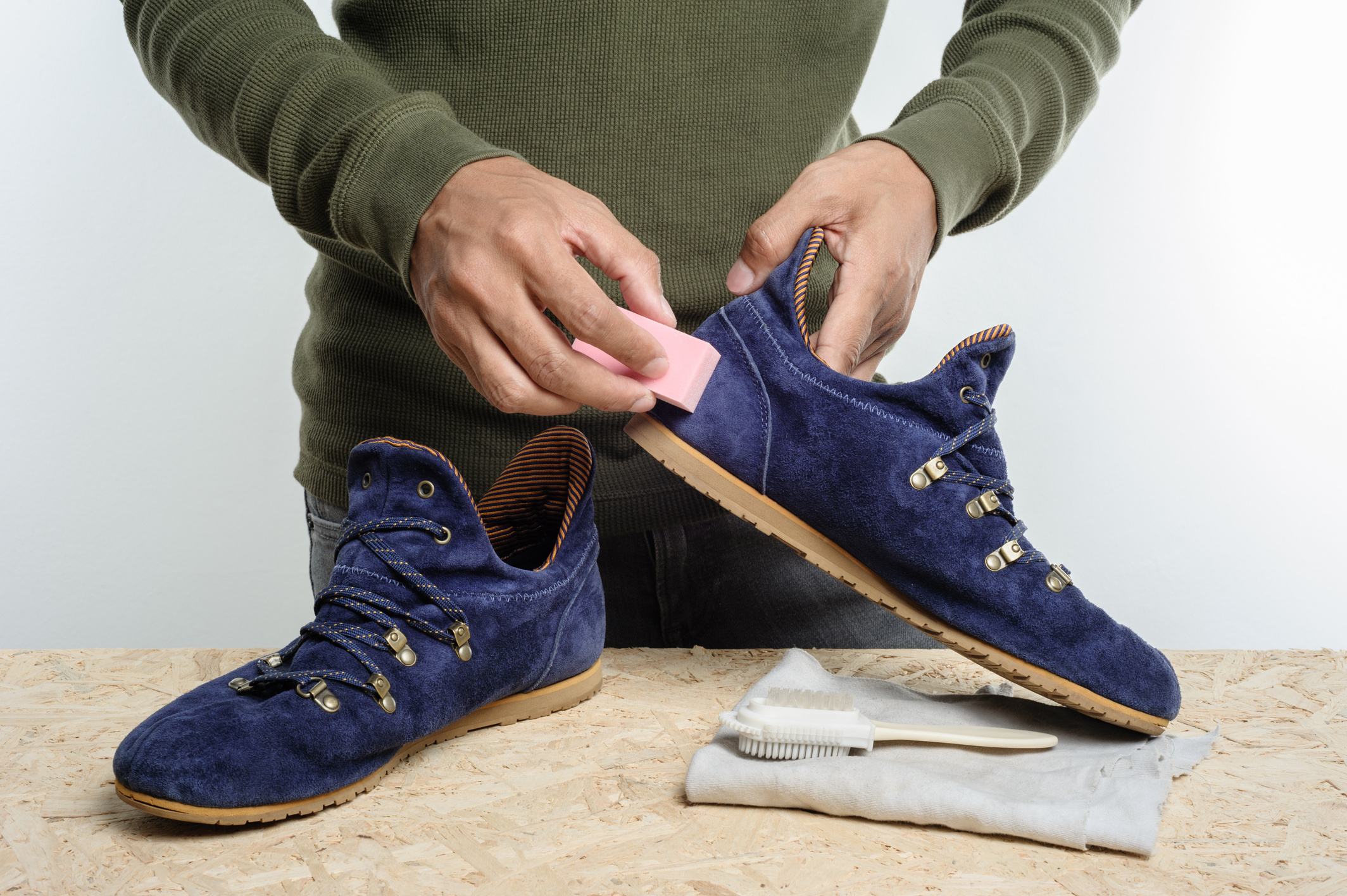 cleaning shoe